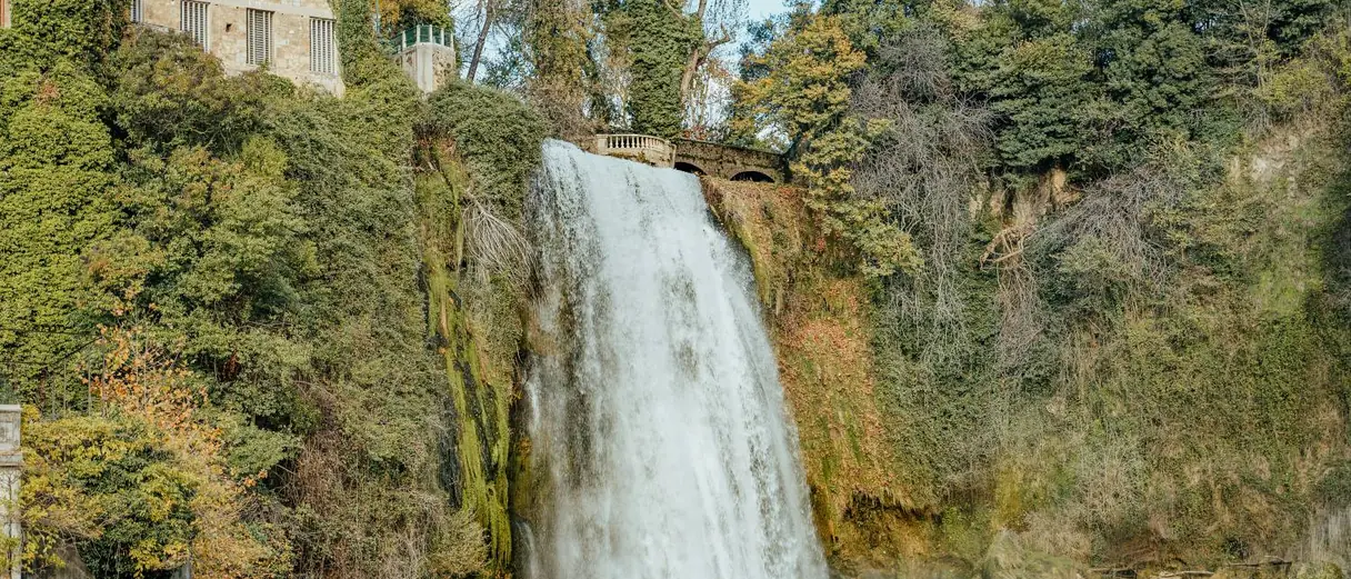 La Cascata Grande di Isola del Liri che scende tra la vegetazione nel fiume Liri