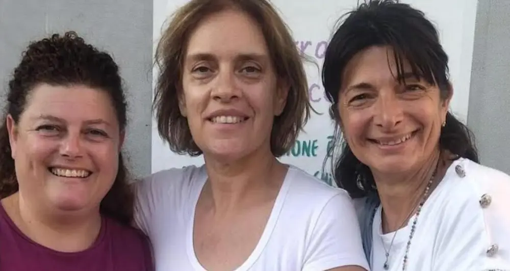 Tre socie dell’associazione, vicine e sorridenti: una con la maglia bordeaux, due con la maglietta bianca.